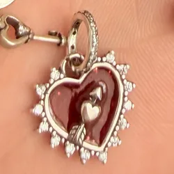 Charm corazón rojo reluciente