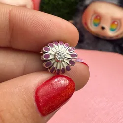 Charm flor morada y blanca 🌸