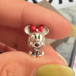 Charm Minnie mouse sentada