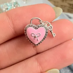 Charm corazón rosado con llave 💗
