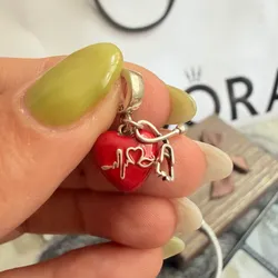 Charm corazón rojo con esteto 