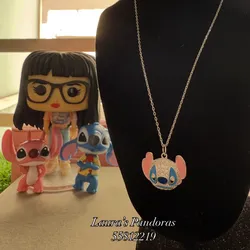 Cadena Stitch piedras blancas y orejas rosa