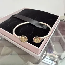 Esclava clásica Pandora con detalles dorados