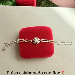Manilla eslabonada con flor