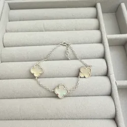 Manilla van Cleef blanca de 3 flores