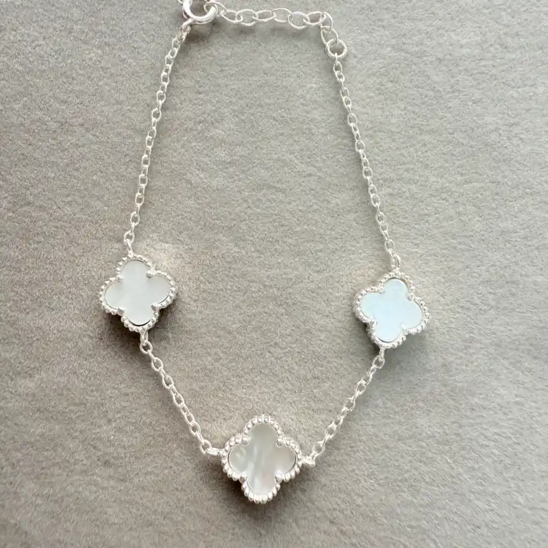 Manillas Van Cleef 3 flores blancas 