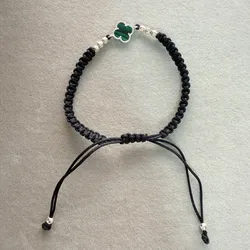 Pulsera tejida con flor de Van Cleef y detalles en plata 