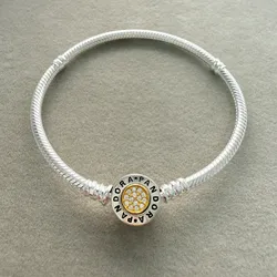 Pulso flexible cierre clásico con detalles dorados 