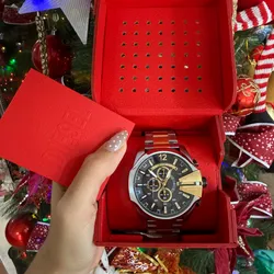 Reloj diesel plateado y dorado