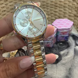 Reloj dorado y plateado