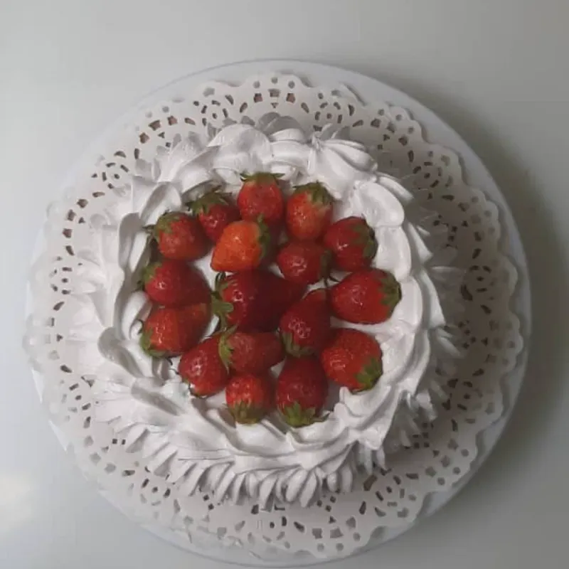 Cake de Merengue Decorado con Fresas Naturales