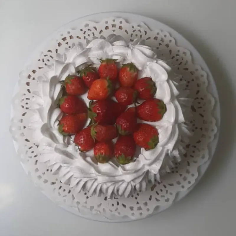 Cake de Merengue  Decorado con Fresas Naturales