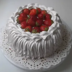 Cake de Merengue  Decorado con Fresas Naturales
