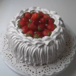 Cake de Merengue Decorado con Fresas Naturales
