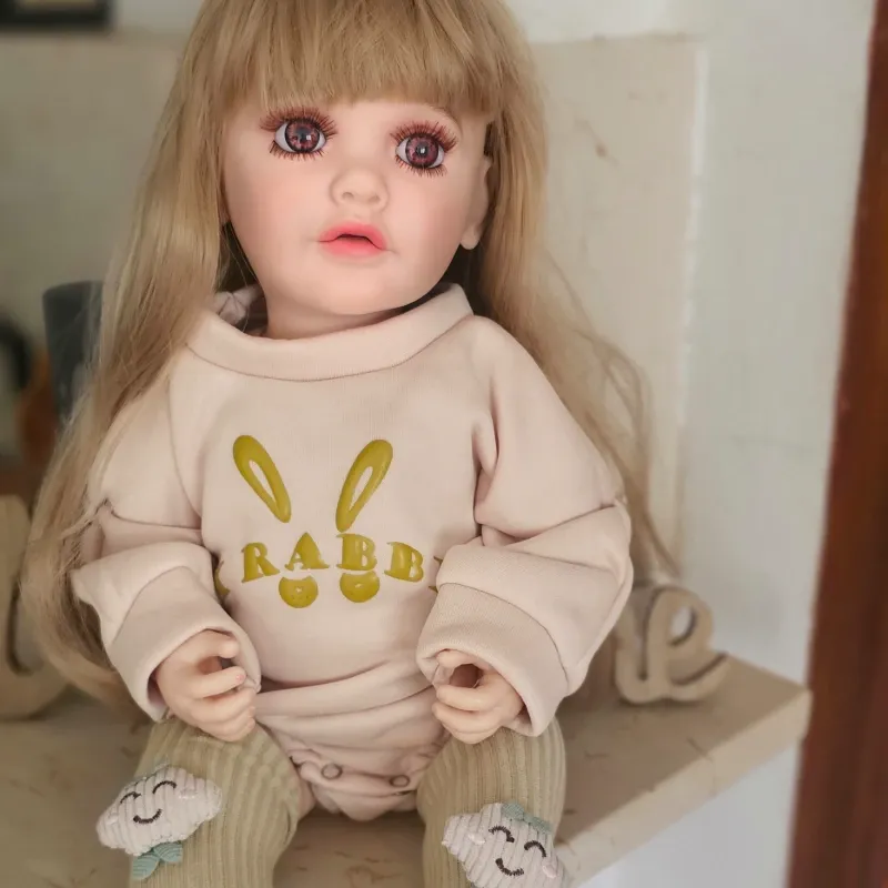 Muñeca realista con movimiento