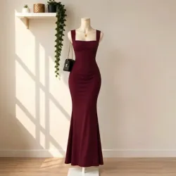 Vestido con corte cuadrado arriba.