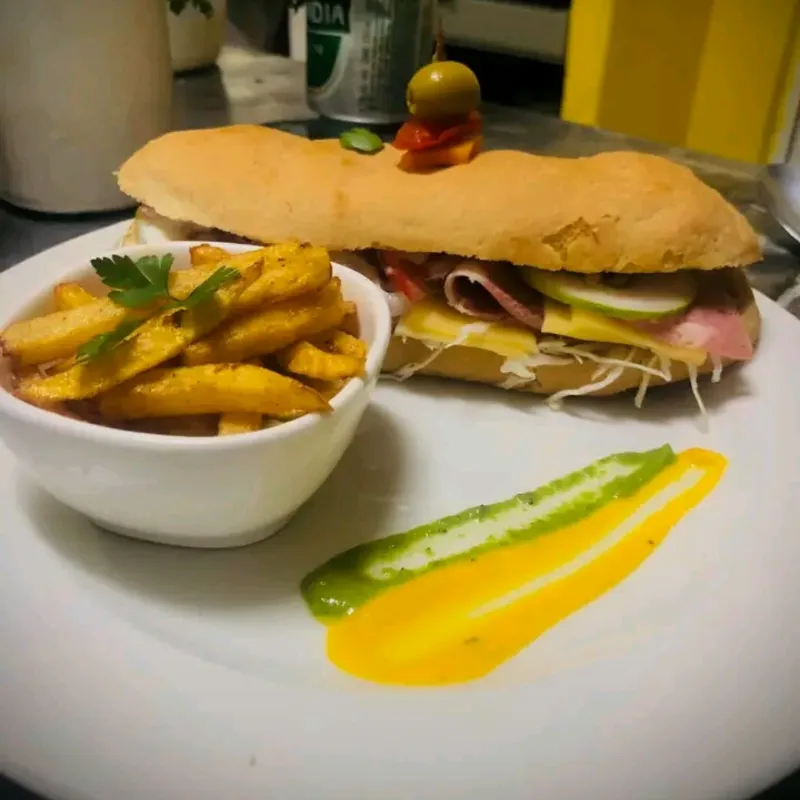 Sándwich Mixto con Vegetales y Vianda Fritas 