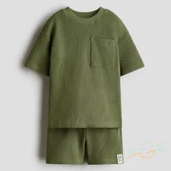 Conjunto pullover y bermuda verde H&M