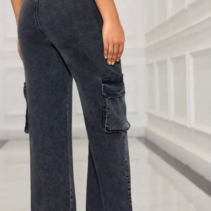 Pantalón cargo mezclilla.