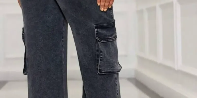 Pantalón cargo mezclilla.