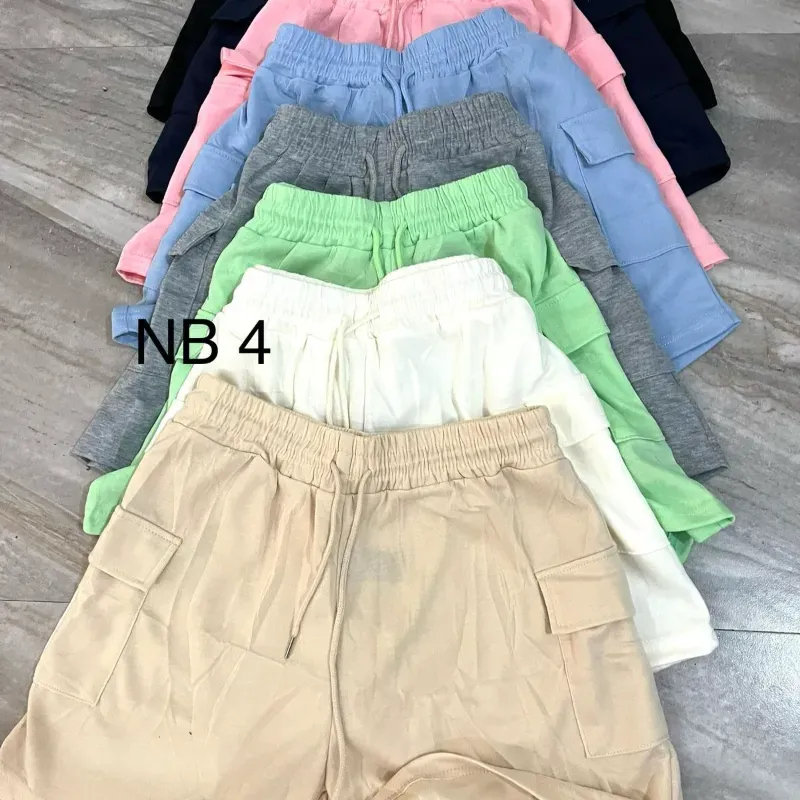 Short cargo de felpa.