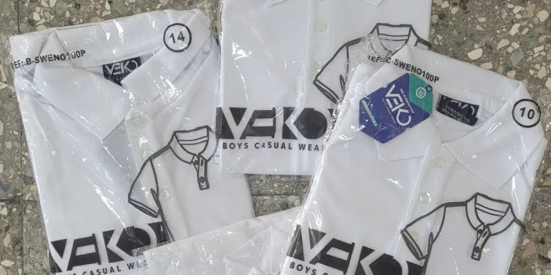 Pulovers blancos escolares.