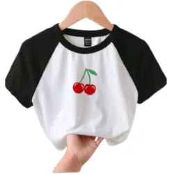 Pullover con Cereza y Mangas Negras