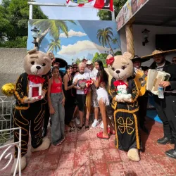 3 mariachis con dos osos mariachis