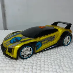 Auto de carreras amarillo 