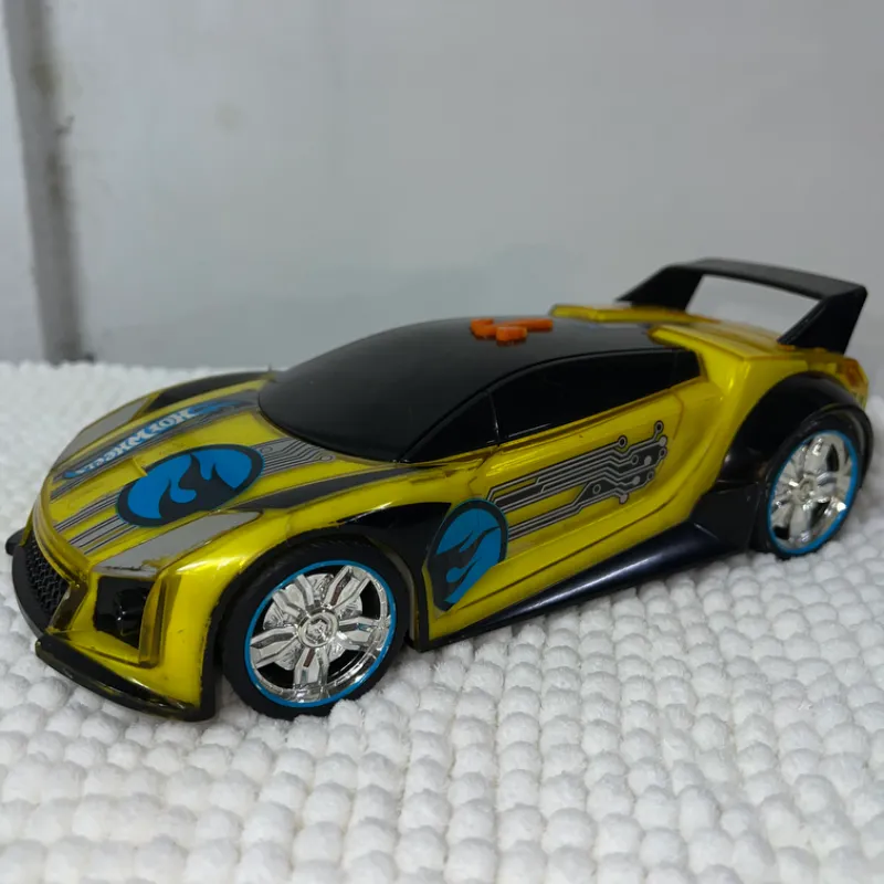 Auto de carreras amarillo 
