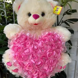 Peluche con corazón rosado