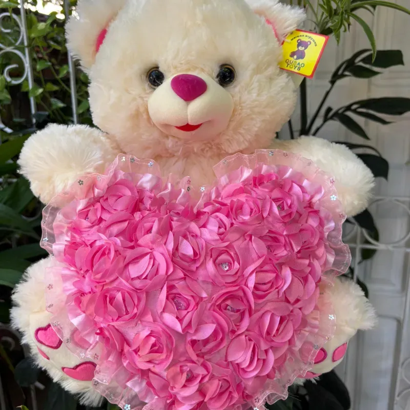 Peluche con corazón rosado