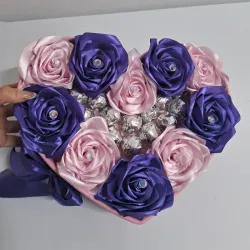 Caja de 💙 con bombones en azul y rosa