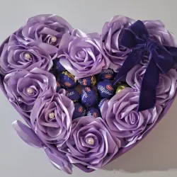 Caja de 💜 con bombones en morado