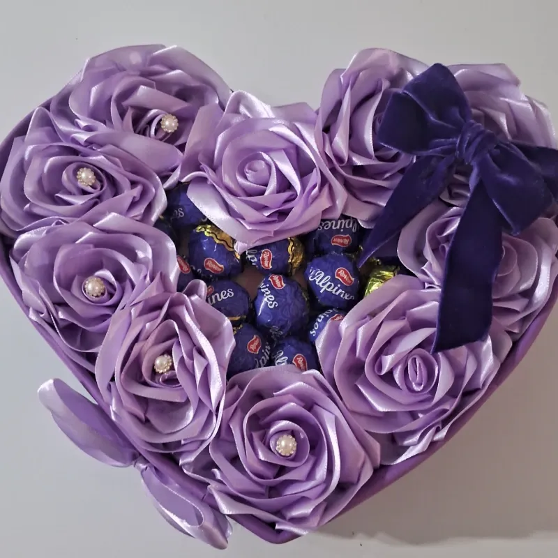 Caja de 💜 con bombones en morado