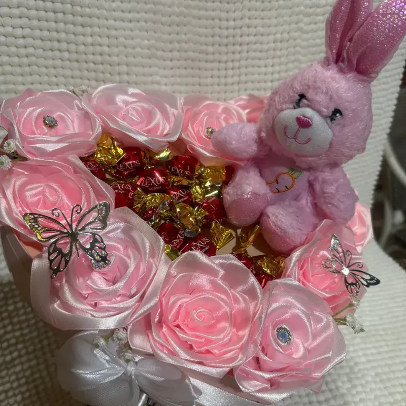 Caja de corazón con conejita y bombones 