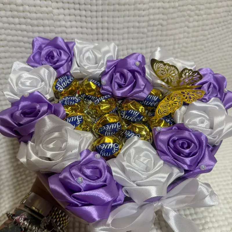 Caja de corazón morada con bombones