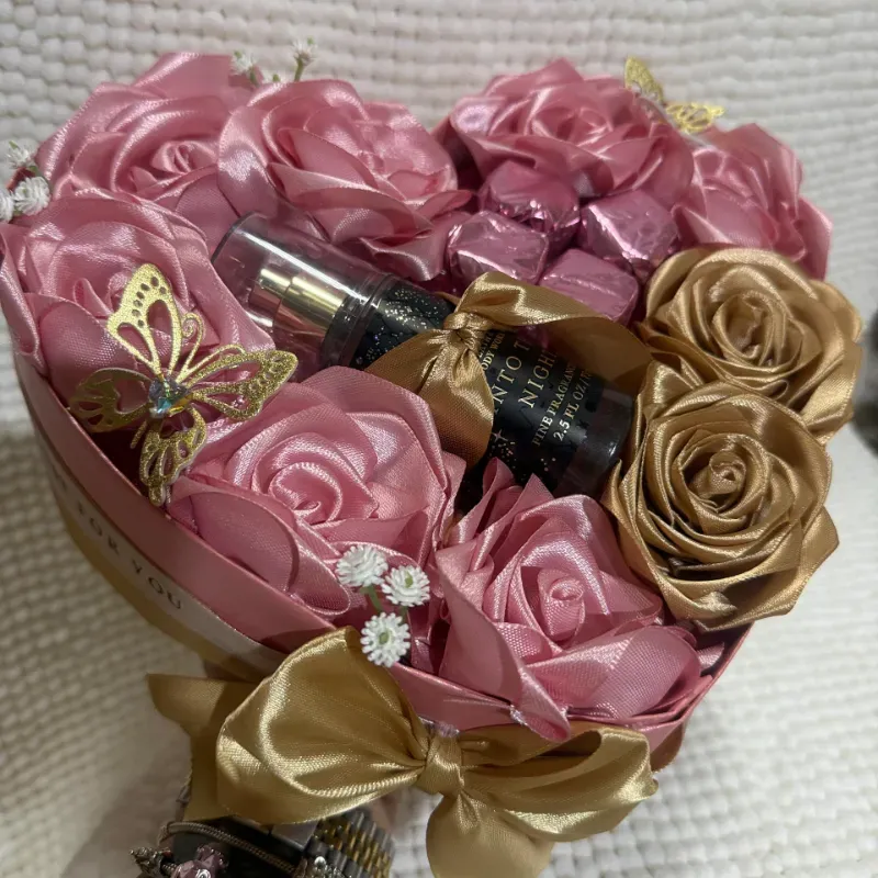 Caja de corazón rosada con bombones y perfume