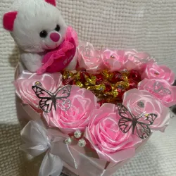 Caja de corazón rosada con peluche y bombones 