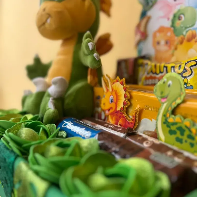 Caja de regalo con la temática de dinosaurio 