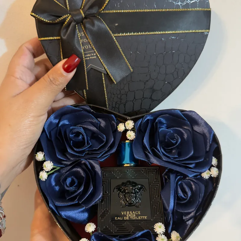 Caja de regalo negra en forma de 🖤