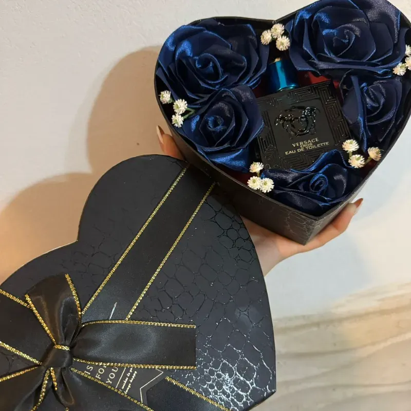 Caja de regalo negra en forma de 🖤