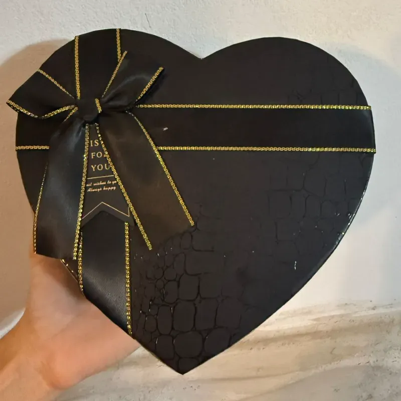 Caja de regalo negra en forma de 🖤