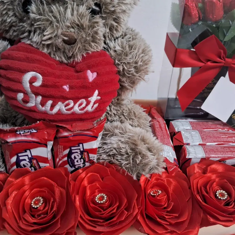 Caja de regalo roja con osito