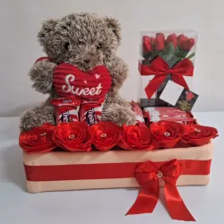 Caja de regalo roja con osito