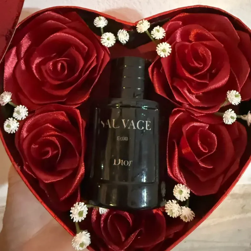 Caja de regalo roja en forma de ❤️