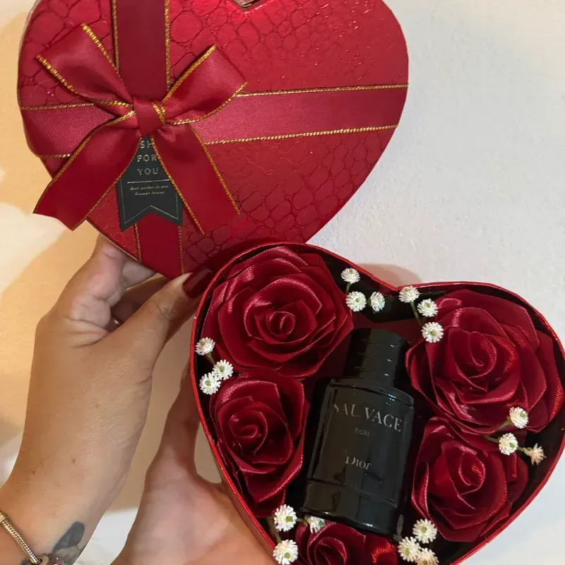 Caja de regalo roja en forma de ❤️