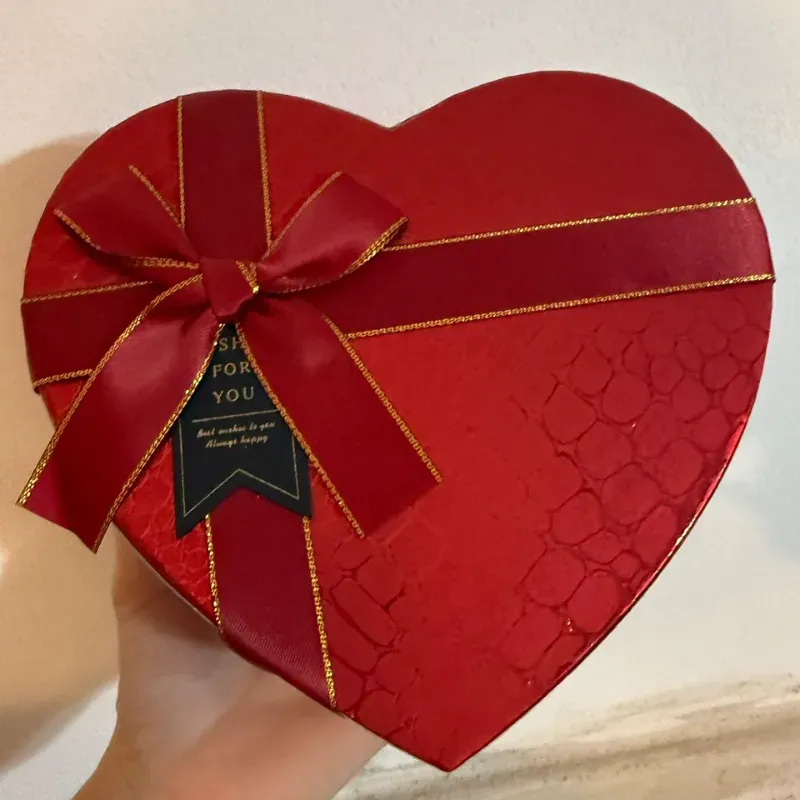Caja de regalo roja en forma de ❤️