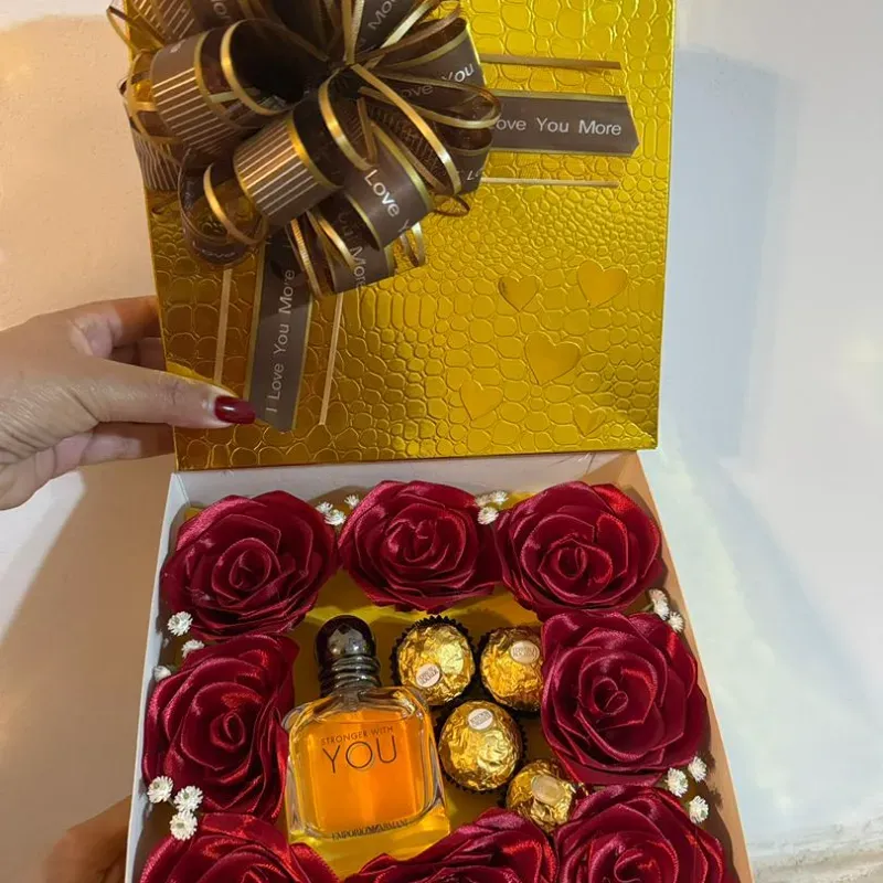 Caja de regalo sorpresa en dorado