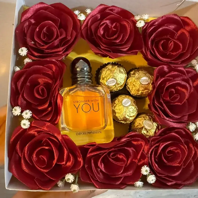 Caja de regalo sorpresa en dorado